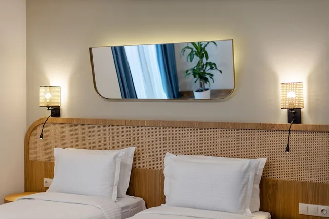 شقة بسريرين منفصلين وسرير كينج بغرفتي نوم مع أريكة، MiraMar Luxury Residences 2/3