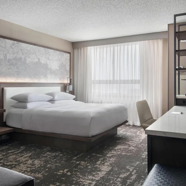 غرفة بسرير كينج مع أريكة لذوي الإعاقة، Albany Marriott 1/5