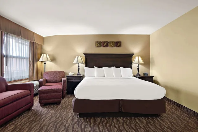 جناح كبير بسرير كينج بحوض جاكوزي، Best Western Center Pointe Inn 7/10