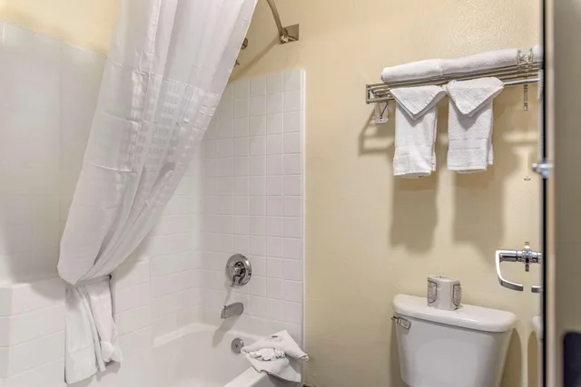غرفة بسرير مزدوج، Comfort Inn Troutdale-Portland East 3/3