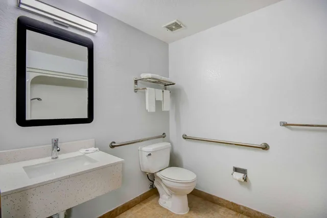 1 Queen Bed - Mob Acc RI Shwr Nsmk Micfridg، Motel6 San Antonio, TX - Sea World North 8/10