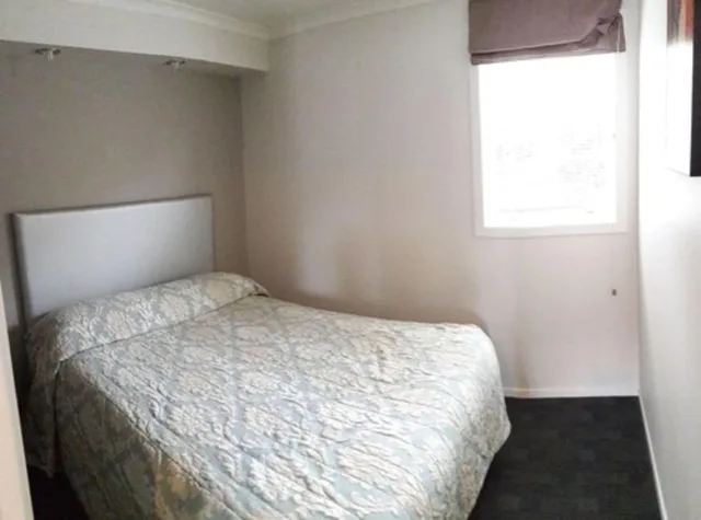 Studio, 1 Double and 1 Single Bed, Kitchen, Auckland Phoenix Palm 1/2