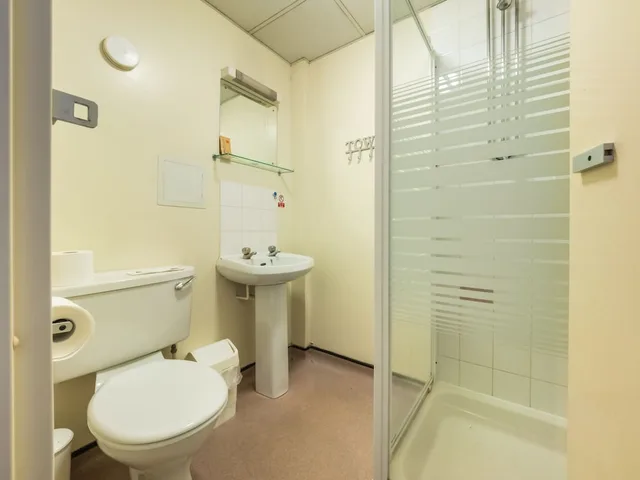 Basic, Twin Beds, LSE Bankside House 4/4