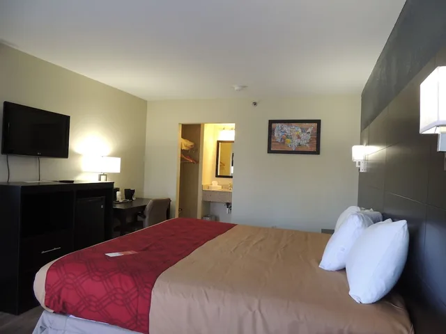 Standard, King Bed, Econo Lodge Freeport - Brunswick Area 2/10
