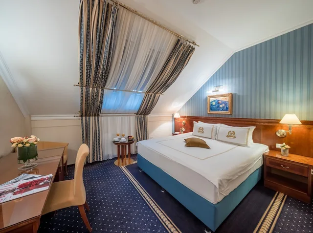 Standard, Queen Bed, Waldinger Hotel 5/8