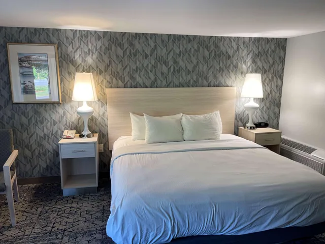 Space, King Bed، Woodwards White Mountain Resort, BW Signature Collection 1/3