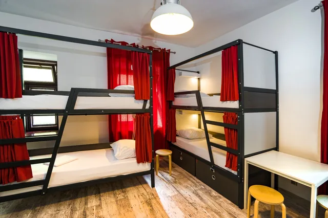 سكن مشترك مختلط بثمانية أسرّة بحمام خاص، Oki Doki Old Town Hostel 1/5