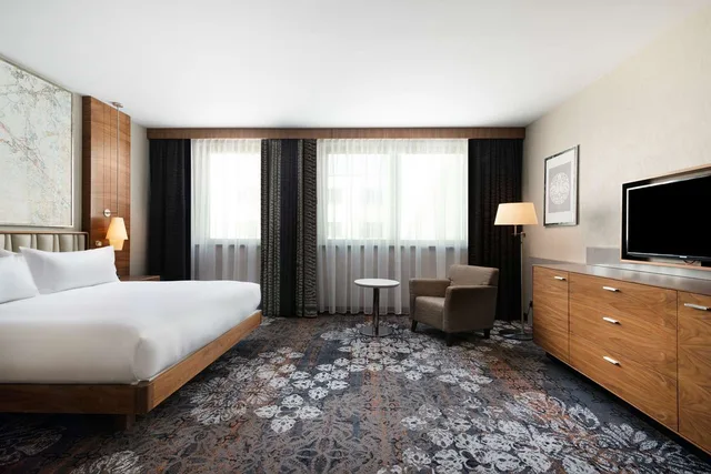 غرفة بسرير كينج لذوي الإعاقة، DoubleTree by Hilton Krakow Hotel & Convention Center 1/8