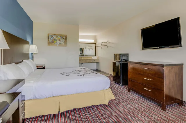 Room, King Bed, Accessible, Econo Lodge Inn & Suites Enid South 2/10