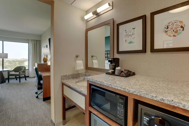 غرفة بسرير كينج بشرفة بإطلالة مع أريكة، Drury Plaza Hotel Orlando - Disney Springs Area 4/9
