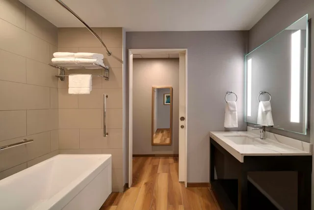 غرفة بسريرين كوين بحوض استحمام لذوي الإعاقة، Hyatt Place LAX Century Blvd 3/3