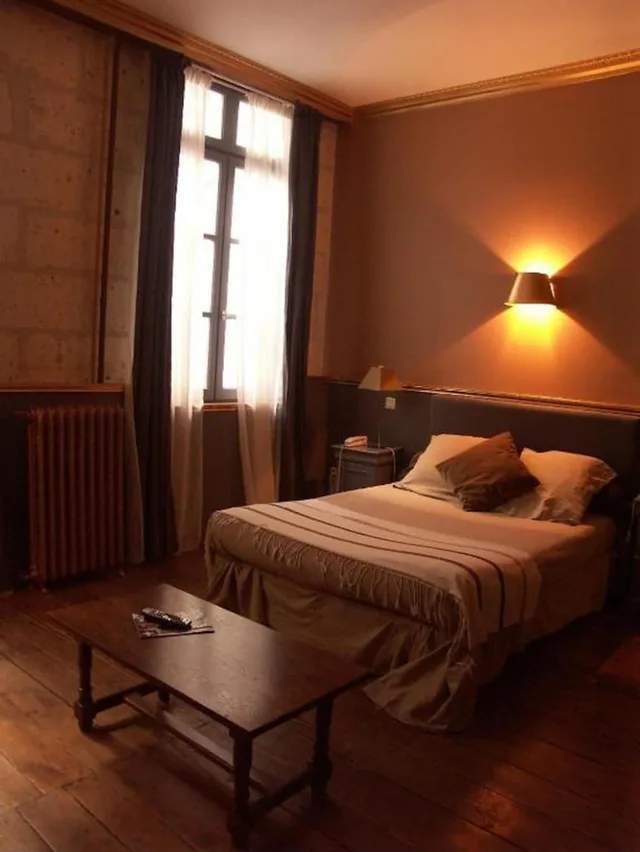 غرفة قياسية بسرير كوين وسرير فردي، Hôtel du Palais 1/6