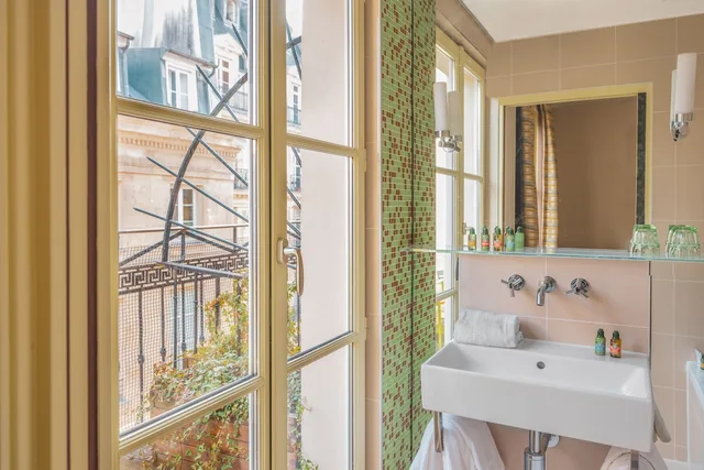 غرفة ديلوكس ثلاثية بسرير مزدوج مع أريكة، Hotel Le Petit Paris 4/5