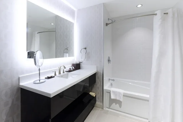 Standard King Room, Pickering Casino Resort Hotel 3/3