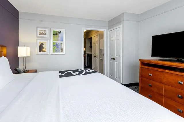 غرفة بسرير كوين، La Quinta Inn & Suites by Wyndham Rockwall 1/7