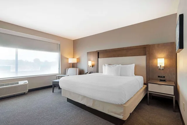 جناح بسرير كينج مع أريكة بمطبخ صغير لذوي الإعاقة، Best Western Plus Executive Residency Rigby's Water World Hotel 1/2