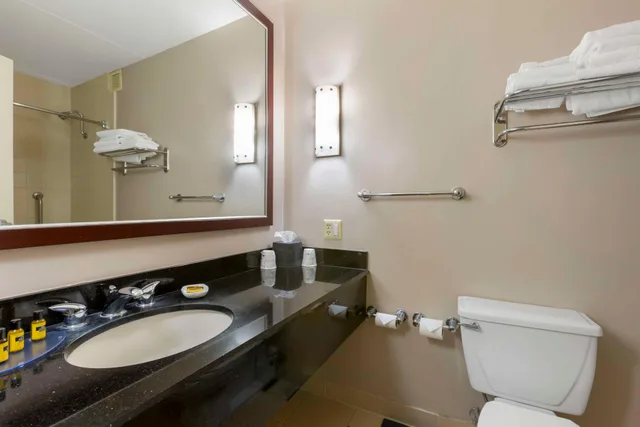 Garden, King Bed, Bathtub، Best Western Plus University Inn 3/4