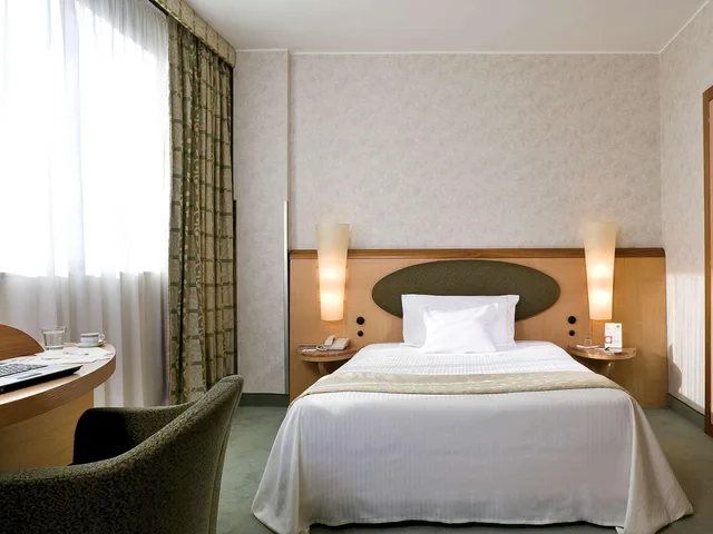 Room, Single, Queen Bed, Mercure Roma West 2/3