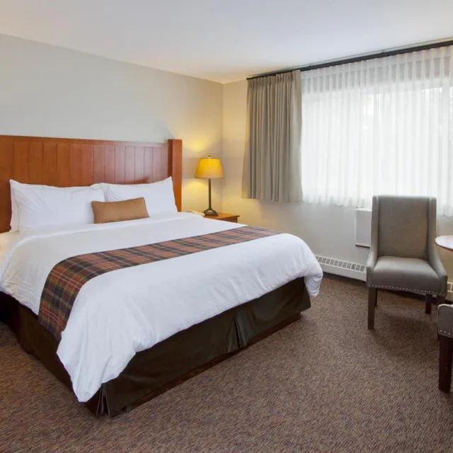 Room, Queen Bed, WHISTLERS INN 2/4