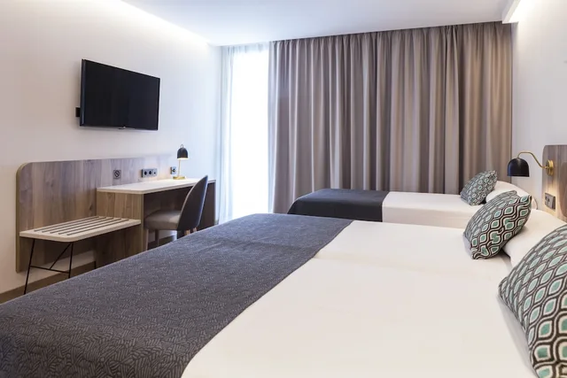 غرفة قياسية ثلاثية بثلاثة أسرّة بإطلالة على المدينة بشرفة، Presidente Hotel 3/5