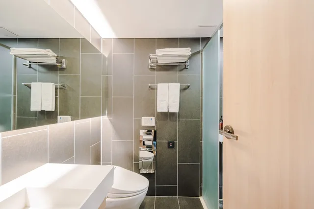 غرفة ديلوكس بسرير كوين بشرفة بإطلالة جزئية على البحر، Hotel Bridge Seogwipo 9/9