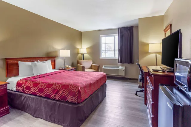غرفة بسرير كوين، Econo Lodge Inn and Suites Dickson TN 1/4