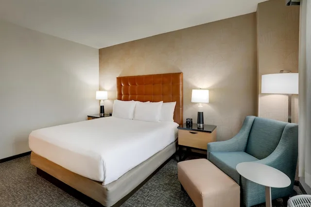 Room, King Bed, High Floor, Drury Inn and Suites Montgomery 3/4