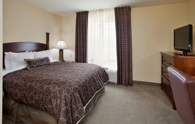 جناح بسرير كينج وسريرين مزدوجين، Staybridge Suites Kansas City-Independence 3/5