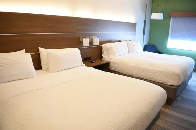 Standard, King Bed, 2 King Beds, Holiday Inn Express and Suites Lincoln South 2/10