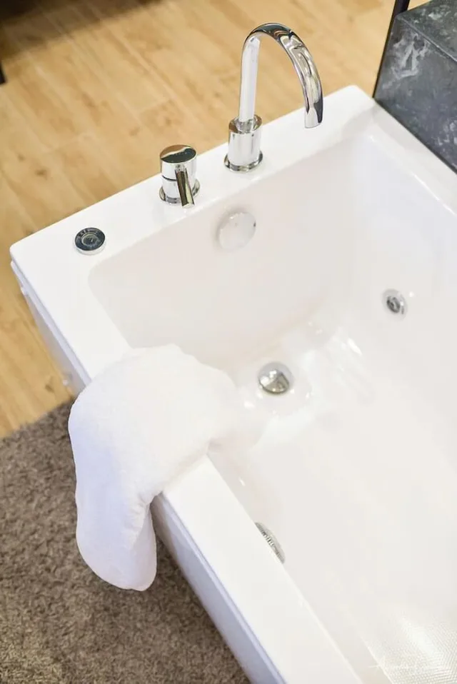 جناح بسرير كوين بجاكوزي، Thalassa Apartments 4/5