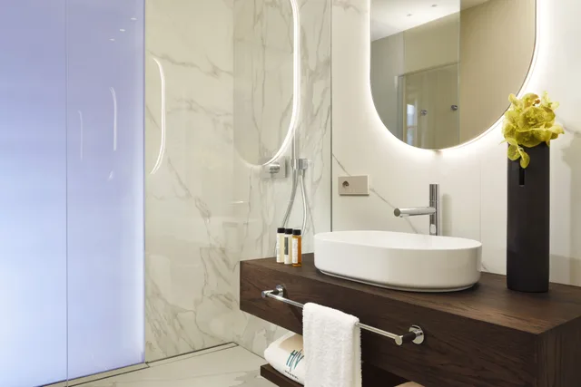 جناح جونيور بسرير كينج بإطلالة على البحيرة مع أريكة، Grand Hotel Victoria Concept And Spa 7/7