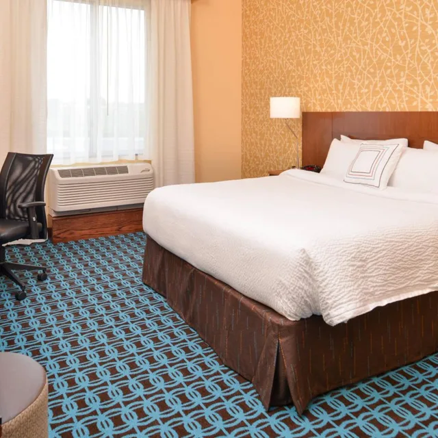 غرفة قياسية بسرير كينج، FAIRFIELD INN & SUITES WARRENSBURG 2/3