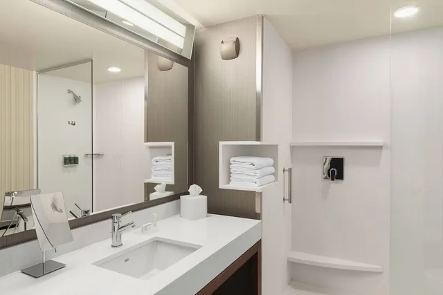 جناح بسرير كينج بغرفة نوم واحدة مع أريكة لذوي الإعاقة، Courtyard by Marriott Seattle Northgate 5/5