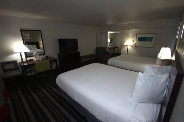 غرفة قياسية بسريرين كوين، Atrium Hotel And Suites 3/10