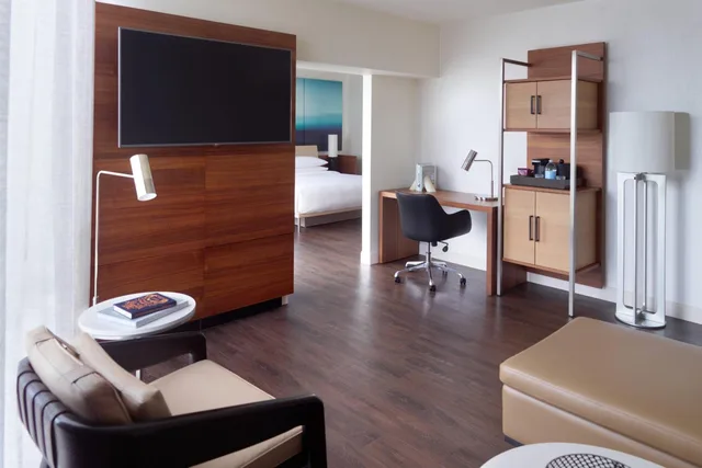 جناح تنفيذي بسرير كينج مع أريكة مع دخول الصالة، Atlanta Marriott Marquis 5/5