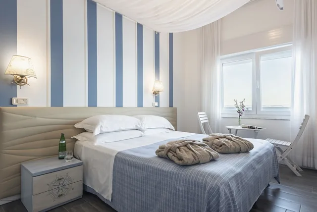 غرفة ديلوكس بسريرين منفصلين بإطلالة على البحر، La Caletta Hotel 2/5