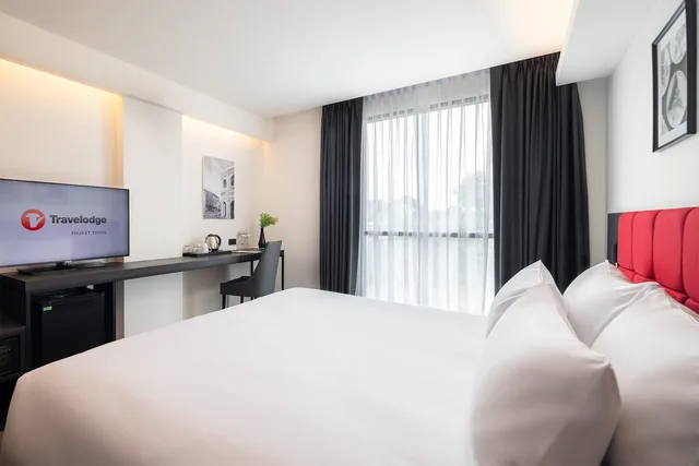 غرفة قياسية بسرير كينج بإطلالة على المسبح، Travelodge Phuket Town 3/7