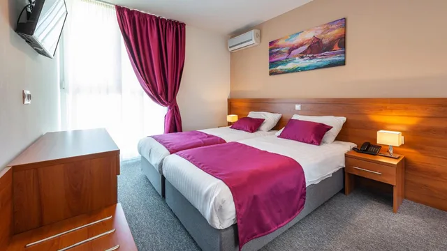 غرفة قياسية بسريرين منفصلين في الملحق، Hotel Komodor 1/2