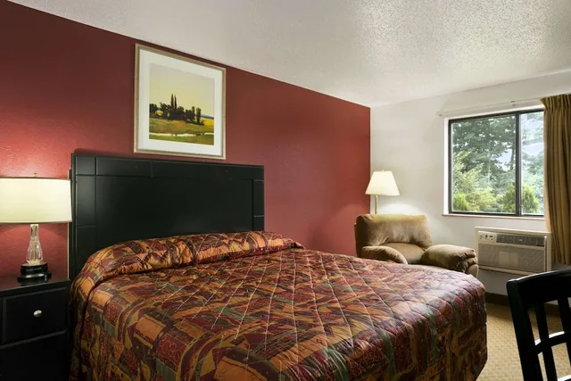 Room, King Bed, Super 8 by Wyndham New Castle PA 1/5