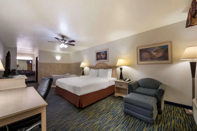 غرفة بسرير مزدوج، SureStay Hotel by Best Western Falfurrias 1/4