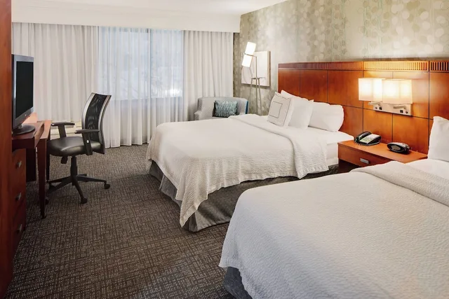 غرفة بسريرين كوين لذوي الإعاقة، Courtyard by Marriott West Homestead Waterfront 1/4