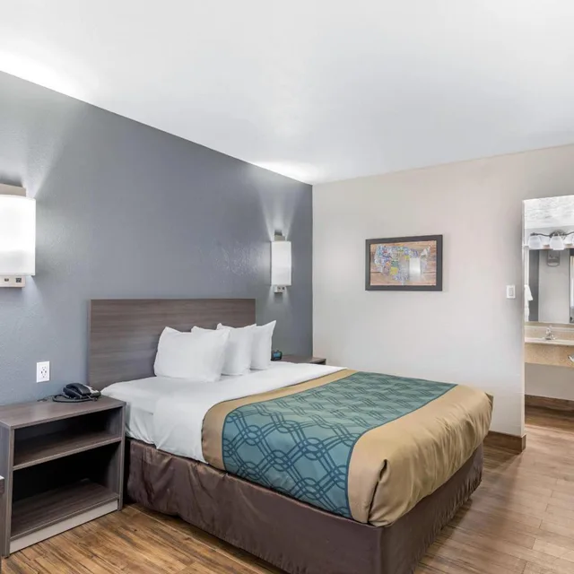 Room, King Bed, Queen Bed, Econo Lodge Inn & Suites Socorro NM 1/4