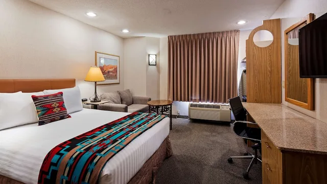 جناح بسرير كوين مع أريكة، Inn at Santa Fe, SureStay Collection by Best Western 1/2