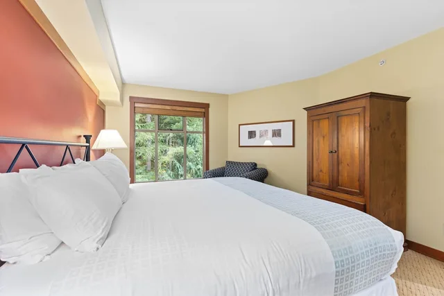 غرفة بسرير بطابقين وسريرين كوين بـ3 غرف نوم مع أريكة، Horstman House By Whistler Premier 1/10