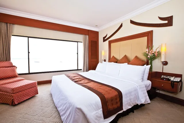 جناح جونيور بسرير كينج بإطلالة على المدينة مع أريكة، Cambodiana Hotel 5/9