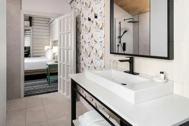 Suite, Queen Bed, Partial View، Hotel Mont Gabriel 1/2