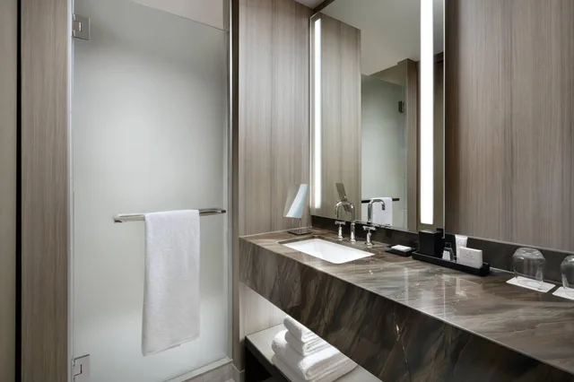 غرفة ديلوكس بسرير مزدوج، Jw Marriott Edmonton Ice District 2/2