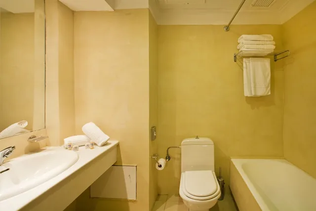 جناح تنفيذي بسريرين منفصلين مع أريكة، Kipriotis Village Resort 3/5