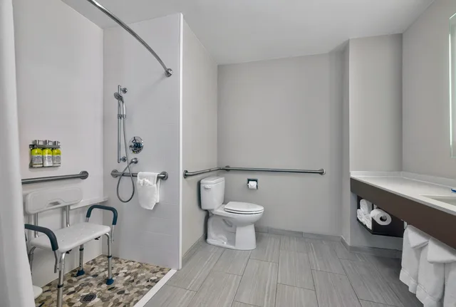 جناح بسرير كينج لذوي الإعاقة، Holiday Inn Express Hotel And Suites Kansas City Grandview 1/2