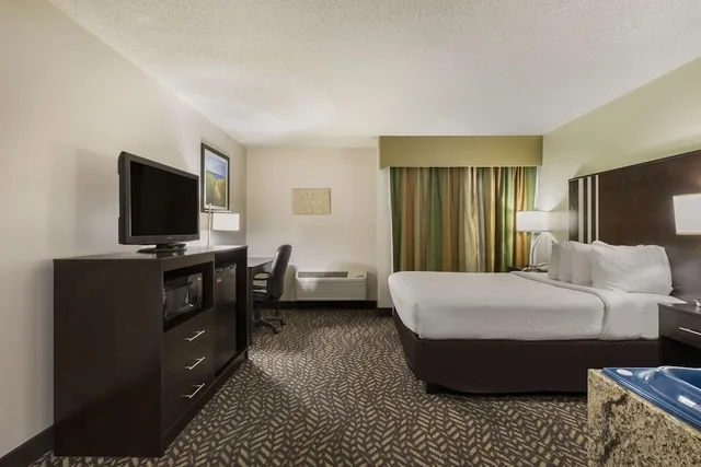 غرفة قياسية بسرير كوين بحوض جاكوزي، Best Western Indian Oak 2/4
